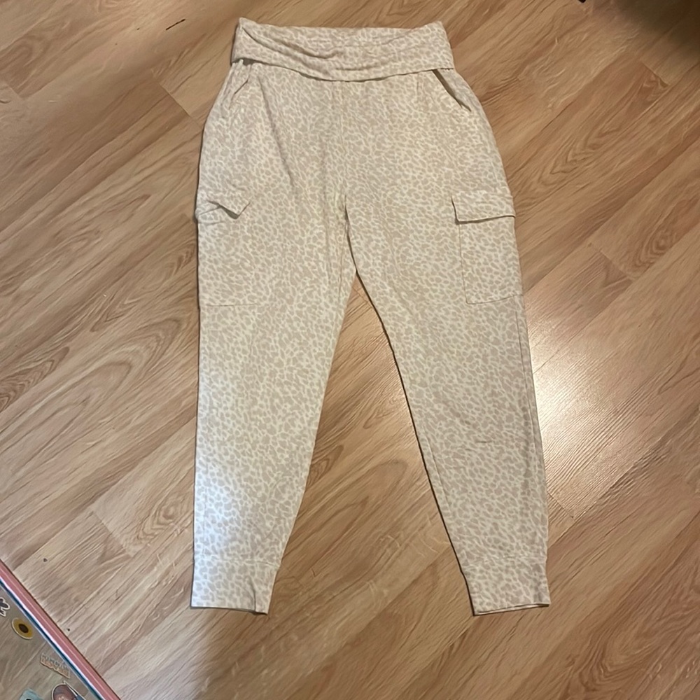 From Old Navy Active. Size small. Cheetah print joggers.